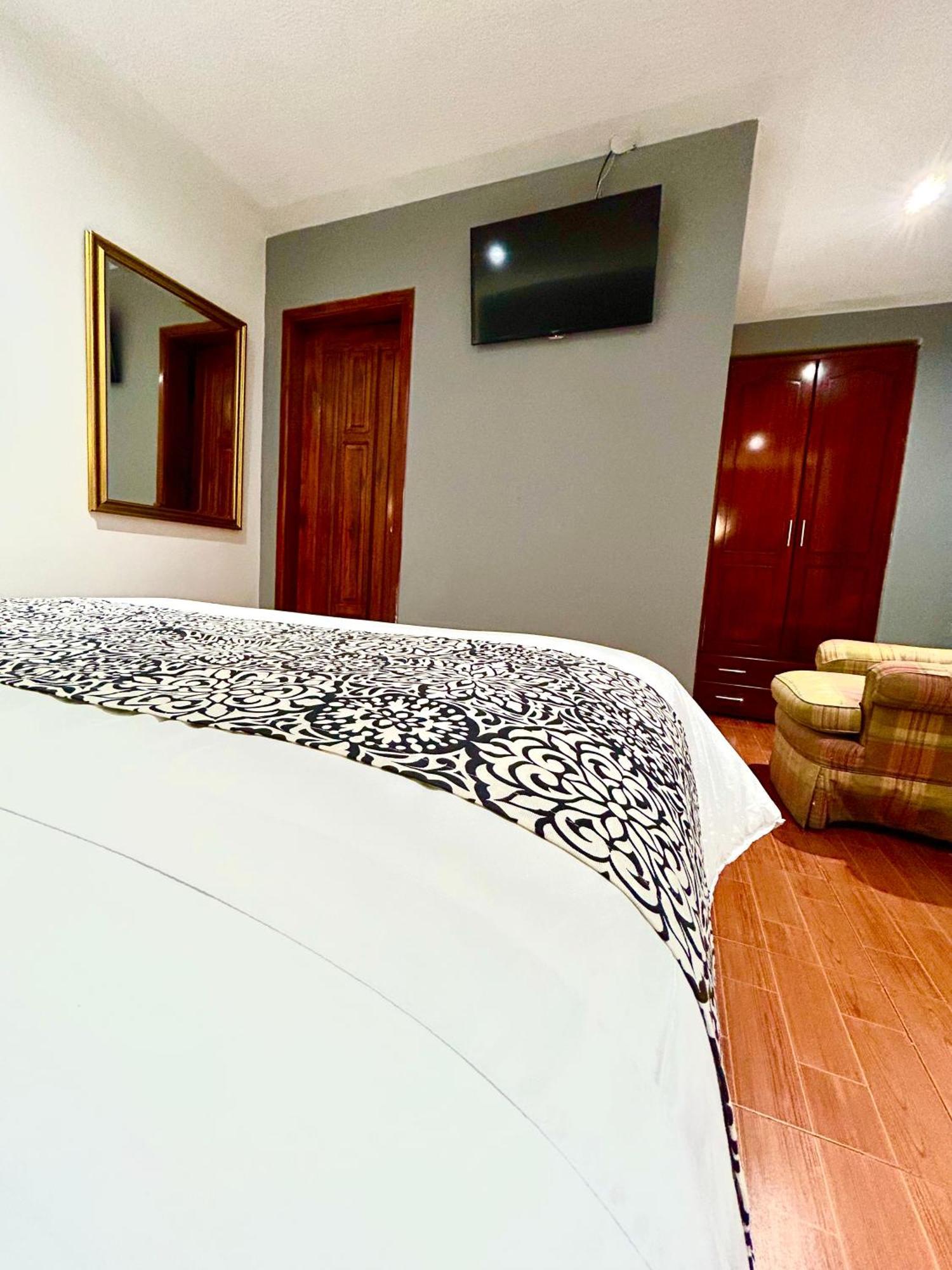 Accel Hotel La Quinta Ибарра Экстерьер фото