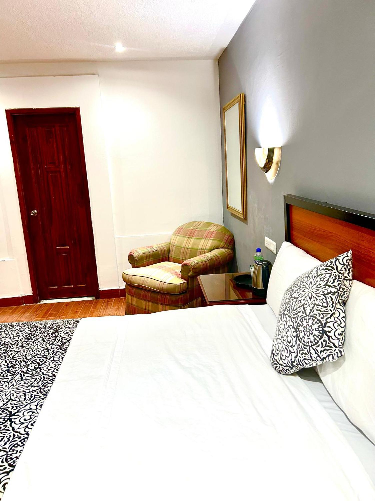 Accel Hotel La Quinta Ибарра Экстерьер фото